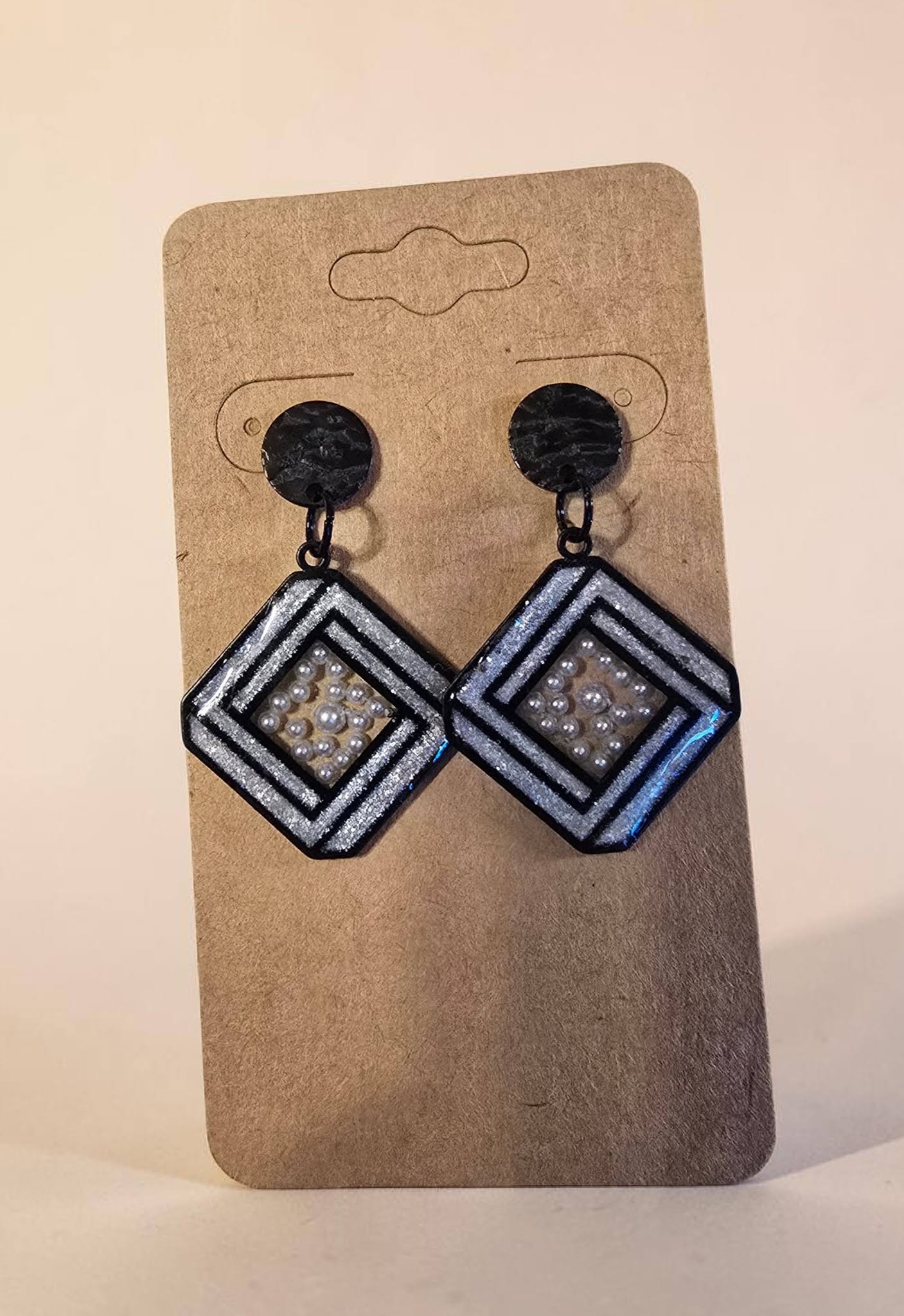 Earrings: black/white/pearl
